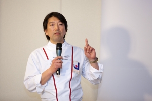 料理の発表をするシェフ間
